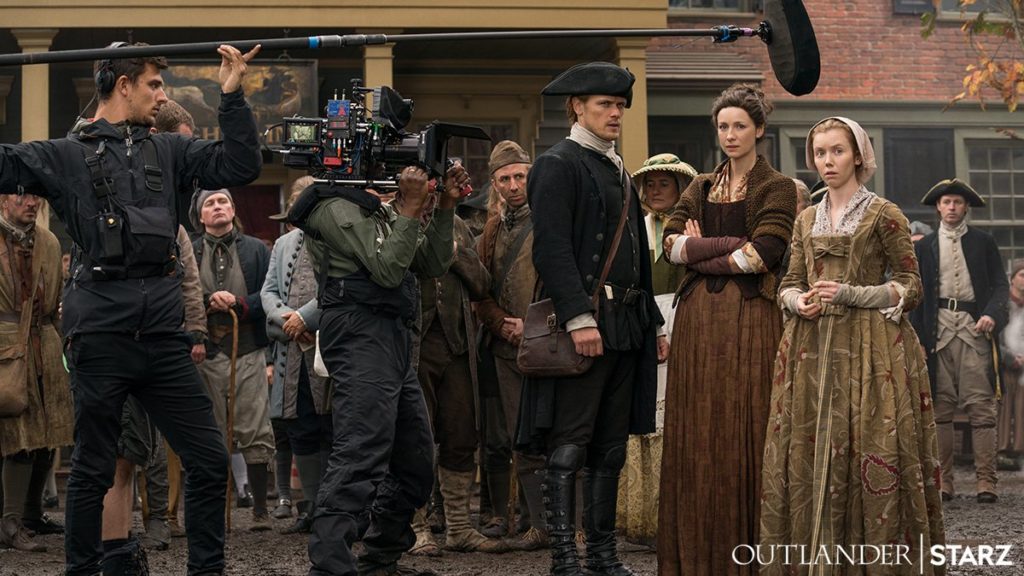 Há um mês para o retorno de Outlander, as expectativas estão a todo vapor. Novo lugar, uma nova história e a cada vez que uma nova foto ou novo vídeo são lançados, tal expectativa só aumenta. Há um mês para o retorno de Outlander, as expectativas estão a todo vapor. Novo lugar, uma nova história e a cada vez que uma nova foto ou novo vídeo são lançados, tal expectativa só aumenta.