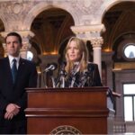 A poderosa Claire Underwood de House Of Cards é a personagem que trouxe sucesso e reconhecimento do grande público para Robin Wright, atriz que completa 50 anos em 2016 e que trabalha na TV e no cinema há 30, atuando, dirigindo e produzindo. A poderosa Claire Underwood de House Of Cards é a personagem que trouxe sucesso e reconhecimento do grande público para Robin Wright, atriz que completa 50 anos em 2016 e que trabalha na TV e no cinema há 30, atuando, dirigindo e produzindo.