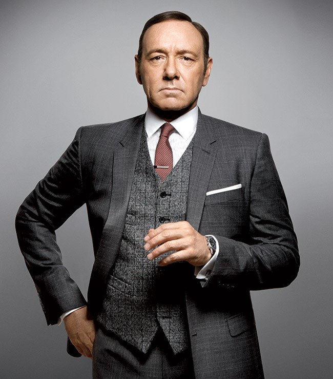 Los Angeles - Cidade Proibida, Seven - Os Sete Crimes Capitais, Quero Matar Meu Chefe, Quebrando a Banca e claro, House Of Cards. Grandes trabalhos de Kevin Spacey, que hoje, 26 de julho, completa 57 anos de idade. Mas o nosso presidente favorito, em 30 anos de carreira,  tem muitos outros ótimos trabalhos no cinema que não foram tão bem divulgados assim aqui no Brasil. Confira uma lista de 5 ótimos filmes com Kevin Spacey para conferir todo o talento deste grande ator.