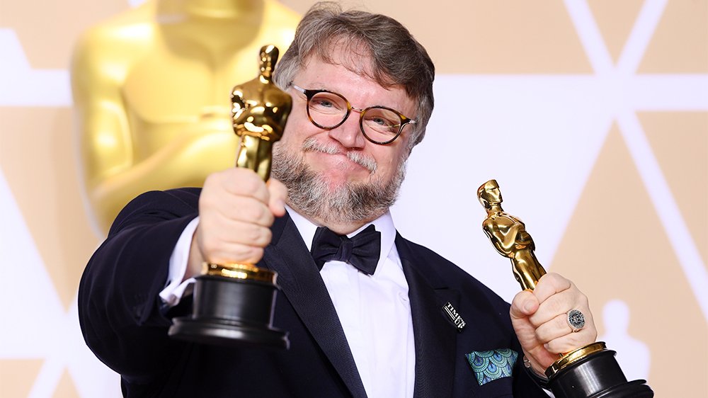 O vencedor do Oscar Guilhermo del Toro, escreveu e produzirá o filme "Scary Stories to Tell in the Dark", segundo o Hollywood Reporter.  O projeto será financiado pela Entertainment One e pela CBS Films.