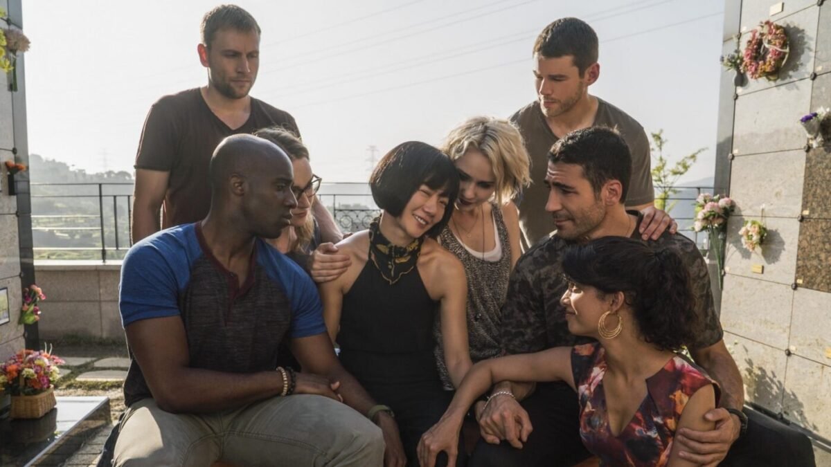 <p>“Sense 8” ganhará episódio final especial com duas horas de duração no dia 8 de junho. Informação foi revelada pela Netflix na manhã desta terça-feira (24) em rede social.
https://twitter.com/NetflixBrasil/status/988824941788389379
Seriado conta a história de oito pessoas bem diferentes que vivem em diversas partes do mundo, mas possuem uma conexão mental. Por meio dessa conexão, essas pessoas acabam ajudando umas as outras com seus problemas pessoais e com um problema em comum a todos eles.
Netflix havia cancelado "Sense8" no início de junho do ano anterior sob o argumento de ser uma produção dispendiosa para a baixa audiência. Houve tamanha revolta dos fãs pelo cancelamento, pois um fim naquele momento significaria deixar várias questões em aberto, que a Netflix se comoveu. Serviço de streaming quis manter o cancelamento, porém decidiu fazer esse episódio final para fechar a trama. Uma espécie de um “muito obrigado por assistir” para todos os fãs de "Sense8".
Netflix inclusive fez um vídeo de 15 minutos em agosto do ano passado para agradecer aos fãs por todo o carinho ao redor do projeto. Clique aqui para assistir o vídeo em inglês e sem legenda.</p>