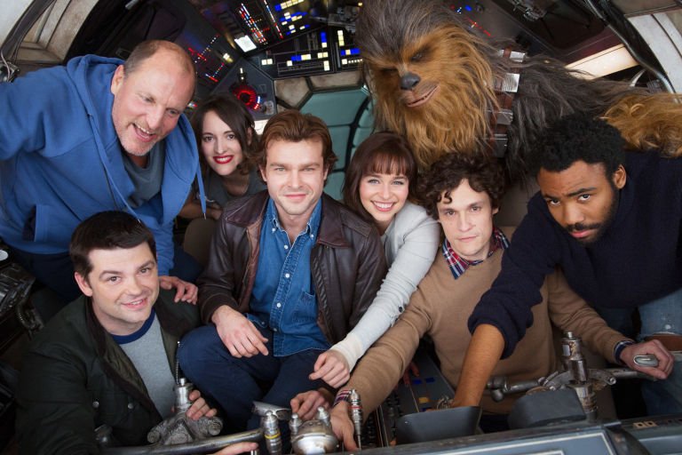 A Lucasfilm divulgou novo vídeo de Han Solo – Uma História Star Wars, no qual o elenco celebra o Star Wars Day. Veja abaixo: