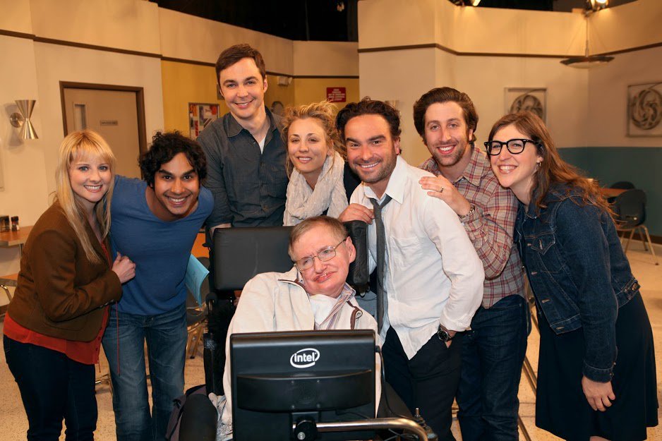 A 11ª temporada de The Big Bang Theory terminou nesta semana, mas o canal CBS divulgou uma cena deletada do ultimo episódio, que tem uma homenagem a Stephen Hawking. No vídeo, Sheldon e Amy recebem um presente do físico teórico que ele enviou antes de morrer: é um relógio de bolso com a gravação "Sheldon, estou muito feliz que você finalmente tenha se cosado com a Amy. Já era tempo.. ha, ha, ha. Com amor, Stephen". Veja a baixo: