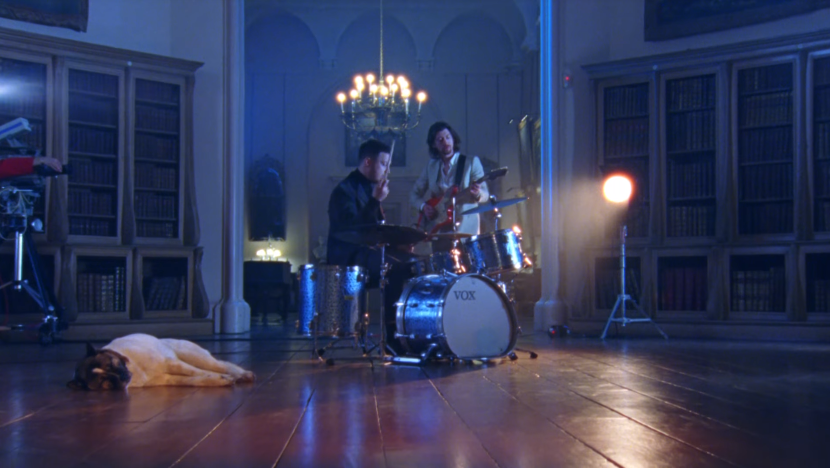 O Arctic Monkeys disponibilizou neste domingo (13) o videoclipe da música "Four Out Of Five". Veja a baixo: