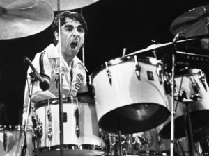 O que faz alguém ser um grande baterista? Será o swing? Será o ritmo? Será a qualidade com os pedais? Ou será a junção de todas técnicas do instrumento? John Bonham é esse cara, ele possui todas as técnicas. Ontem (31), o lendário baterista do Led Zeppelin, completaria 70 anos se estivesse vivo. E, para homenageá-lo, decidimos fazer uma lista com os grandes bateristas do rock e do jazz. Então vamos lá: O que faz alguém ser um grande baterista? Será o swing? Será o ritmo? Será a qualidade com os pedais? Ou será a junção de todas técnicas do instrumento? John Bonham é esse cara, ele possui todas as técnicas. Ontem (31), o lendário baterista do Led Zeppelin, completaria 70 anos se estivesse vivo. E, para homenageá-lo, decidimos fazer uma lista com os grandes bateristas do rock e do jazz. Então vamos lá: