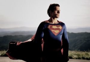 O diretor Zack Snyder divulgou nas redes sociais uma foto de Henry Cavill como o Superman. Na imagem, é possível ver Cavill usando uma réplica do icônico traje de super-herói imortalizado por Christopher Reeve. Veja abaixo: