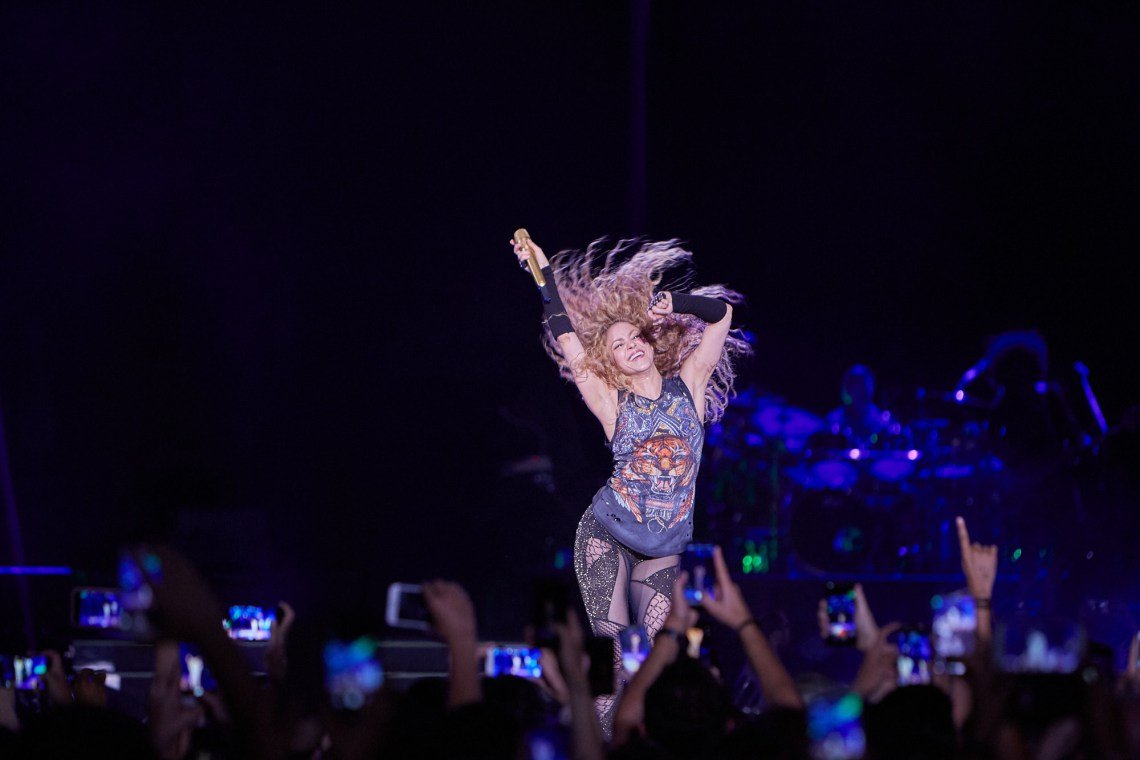 Após adiar duas vezes o início da turnê por problemas na voz, Shakira volta aos shows com a El Dorado World Tour, mostrando a mesma energia de sempre