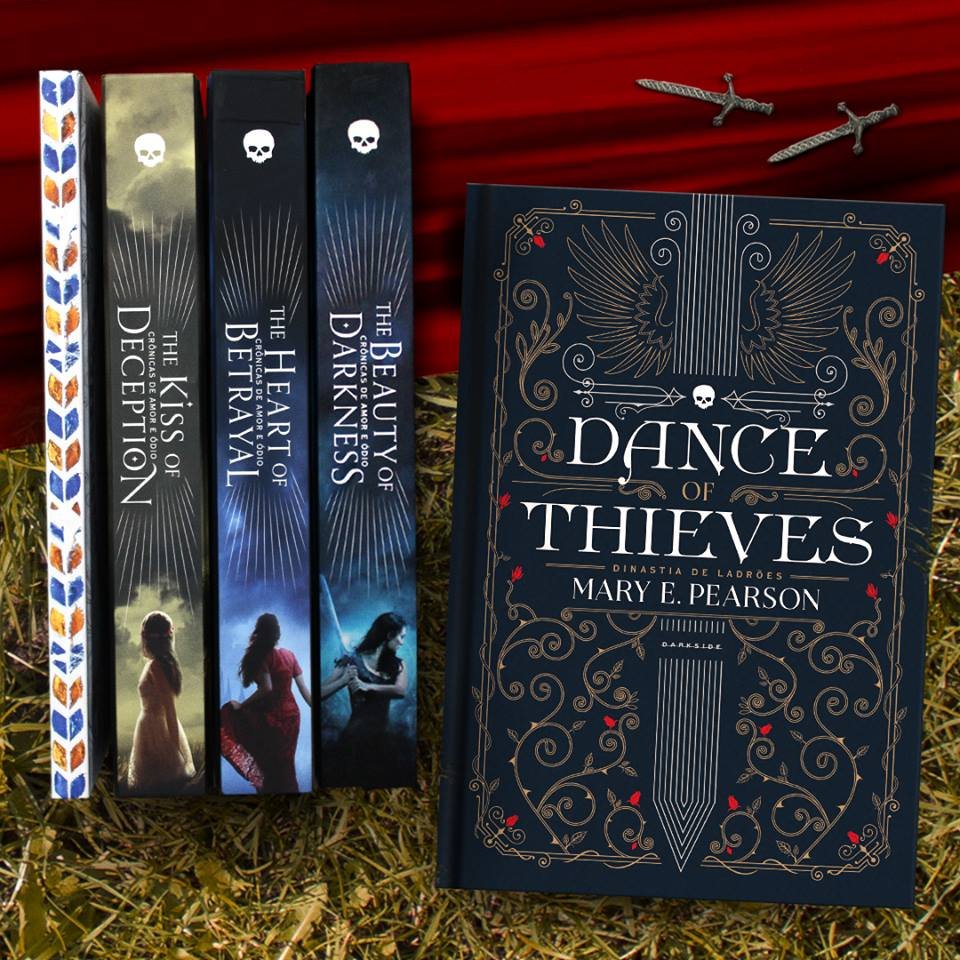 A DarkSide Books vai publicar a nova trilogia de Mary E. Pearson. Batizada de Dinastia dos Ladrões,  nova série ambientada no mesmo universo das Crônicas, alguns anos depois de seu desfecho.