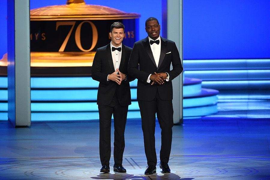 A septuagésima edição do Emmy Awards chegou ao fim! Na noite desta segunda-feira (17), no Microsoft Theater em Los Angeles, grandes obras como Game Of Thrones e The Marvelous Mrs. Maisel (sem dúvida a grande vencedora da noite) foram agraciadas com a consagração de levar para casa o maior prêmio da indústria televisiva. Tendo Michael Che e Colin Jost como os anfitriões da festa, a principal palavra que resumiu o aniversário de 70 anos da premiação foi "diversidade": a lista de indicados foi a mais inclusiva e variada da história do Emmy, onde a própria abertura e diversos comentários ao longo da cerimônia foram recheados de crítica social em relação ao predomínio caucasiano na indústria. Com relação aos vencedores, foram diversas surpresas, algumas "esnobadas" e momentos históricos que ficarão marcados para sempre na história da premiação!