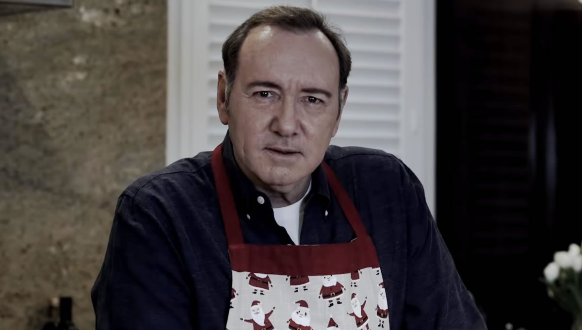 Afastado de House of Cards e outros projetos por causa de uma série de acusações de assédio, Kevin Spacey reaparece como Frank Underwood no Natal e pergunta "Você sente a minha falta?"