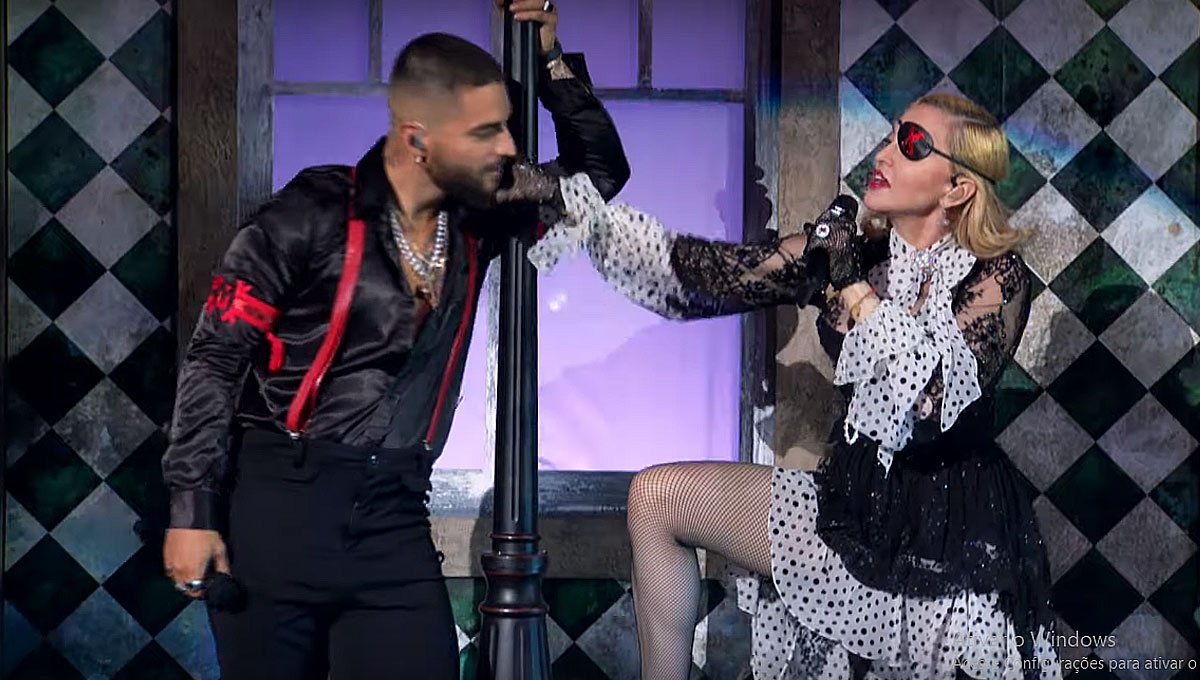 Madonna e Maluma BBMAS | Madonna utilizou alta tecnologia para dançar com várias "Madonnas" no palco do Billboard Music Awards 2019 durante a apresentação do single Medellin (foto: reprodução/Youtube)