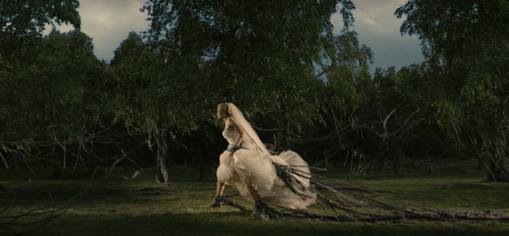 Melancolia: Uma Exploração Profunda da Psique Humana no Filme de Lars von Trier. Melancolia, do diretor escandinavo Lars von Trier, é um filme que leva os espectadores a uma jornada sombria e angustiante nas profundezas da psique humana. Lançado em 2011, o filme faz parte da planejada trilogia da depressão de Trier, juntamente com Anticristo (2009) e Ninfomaníaca (2013). Melancolia: Uma Exploração Profunda da Psique Humana no Filme de Lars von Trier. Melancolia, do diretor escandinavo Lars von Trier, é um filme que leva os espectadores a uma jornada sombria e angustiante nas profundezas da psique humana. Lançado em 2011, o filme faz parte da planejada trilogia da depressão de Trier, juntamente com Anticristo (2009) e Ninfomaníaca (2013).
