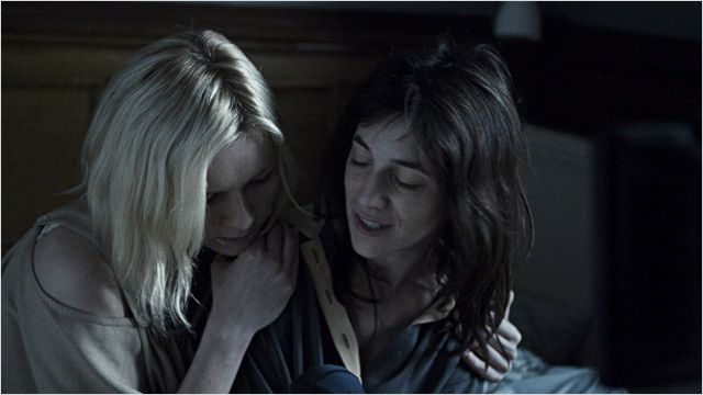 Melancolia: Uma Exploração Profunda da Psique Humana no Filme de Lars von Trier. Melancolia, do diretor escandinavo Lars von Trier, é um filme que leva os espectadores a uma jornada sombria e angustiante nas profundezas da psique humana. Lançado em 2011, o filme faz parte da planejada trilogia da depressão de Trier, juntamente com Anticristo (2009) e Ninfomaníaca (2013). Melancolia: Uma Exploração Profunda da Psique Humana no Filme de Lars von Trier. Melancolia, do diretor escandinavo Lars von Trier, é um filme que leva os espectadores a uma jornada sombria e angustiante nas profundezas da psique humana. Lançado em 2011, o filme faz parte da planejada trilogia da depressão de Trier, juntamente com Anticristo (2009) e Ninfomaníaca (2013).