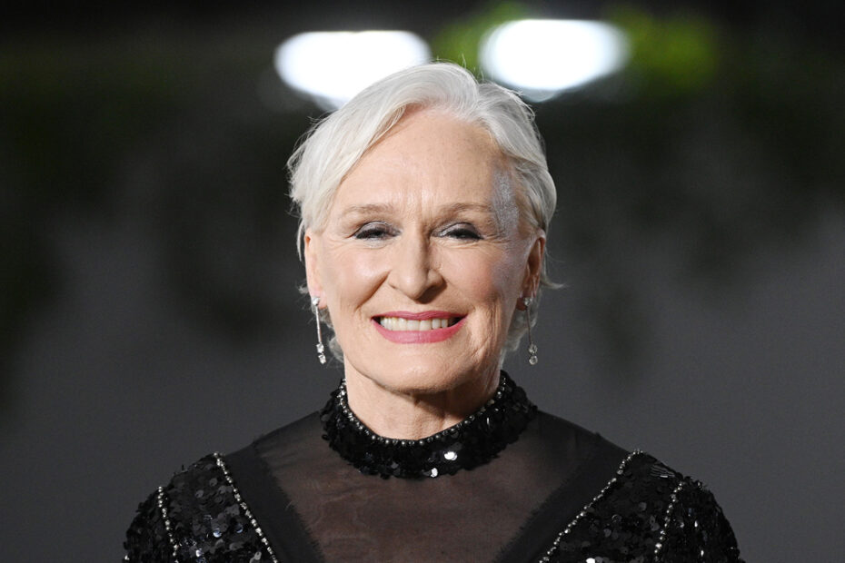 Glenn Close encarna a lendária editora-chefe da 'Harper's Bazaar' em 'The New Look'; Primeiras fotos