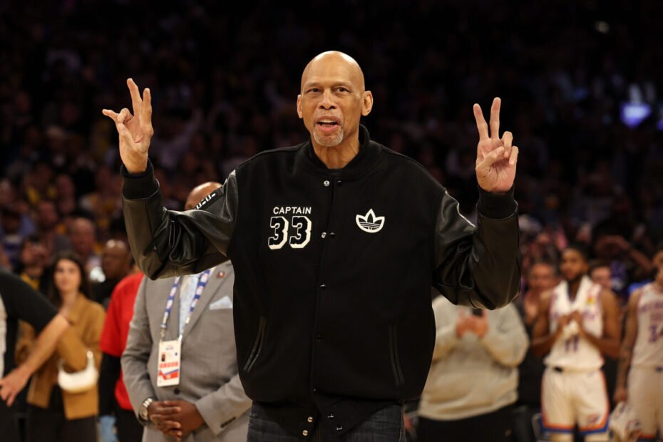 "Kareem Abdul-Jabbar é hospitalizado após queda em show em LA"