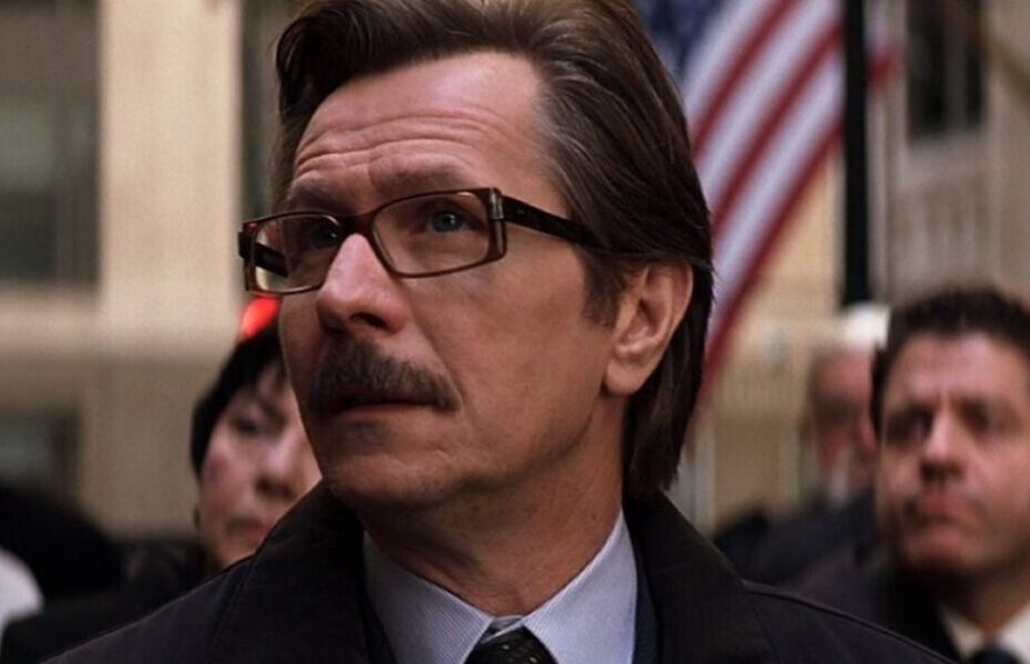 Originalmente, Gary Oldman estava cotado para interpretar um vilão na trilogia do Batman de Christopher Nolan. Gary Oldman deu três performances inesquecíveis como amigo e confidente do Batman, mas o ator quase interpretou um vilão icônico. Imagine o Batman de Christian Bale enfrentando Ra's al Ghul de Gary Oldman na trilogia do Cavaleiro das Trevas. Seria uma peça fascinante de ficção, mas Liam Neeson é quem acabou retratando o mentor e eventual adversário de Bruce Wayne. No entanto, antes de Oldman acabar conquistando o papel do camarada de Batman na luta contra o crime, Jim Gordon, o ator admite que Christopher Nolan provavelmente queria que ele interpretasse o Espantalho primeiro. Oldman disse durante uma entrevista no podcast Happy Sad Confused: Gary Oldman quase foi um vilão na trilogia O Cavaleiro das Trevas de Christopher Nolan