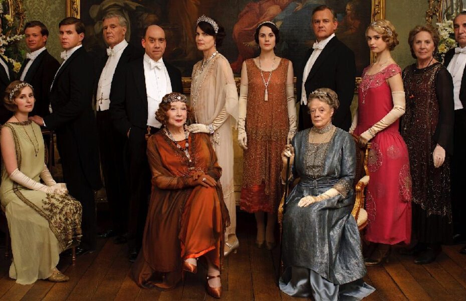A árvore genealógica da família Crawley em Downton Abbey é bastante extensa e envolve diversos personagens importantes. A série, criada por Julian Fellowes, estreou em 2010 e tem seis temporadas, com o episódio final sendo exibido em 2015. A história começa após o naufrágio do Titanic em 1912, que resulta na perda do herdeiro presumido de Lord Grantham, James, e de seu filho, Patrick. Como resposta, Lord Grantham parte em busca de um novo herdeiro. Desvendando a Árvore Genealógica da Família Crawley de Downton Abbey