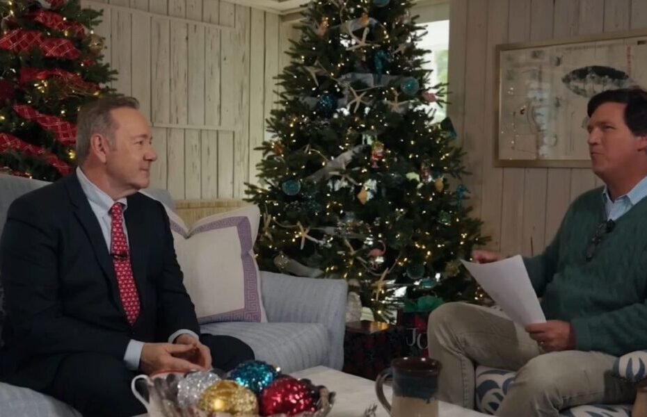 Kevin Spacey critica Netflix em vídeo de Natal com Tucker Carlson.