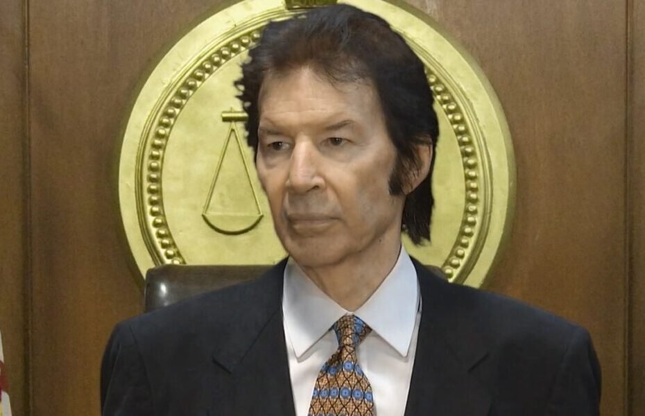 Neil Breen, o verdadeiro rei dos filmes tão ruins que são bons, chega para superar Tommy Wiseau