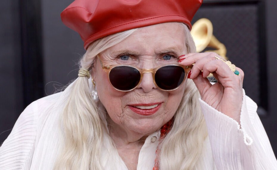 "Joni Mitchell encanta com sua primeira apresentação no Grammy 2024"