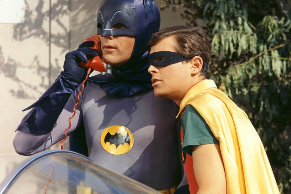 Momento icônico que consagrou Burt Ward como o primeiro Robin do mundo, em Batman