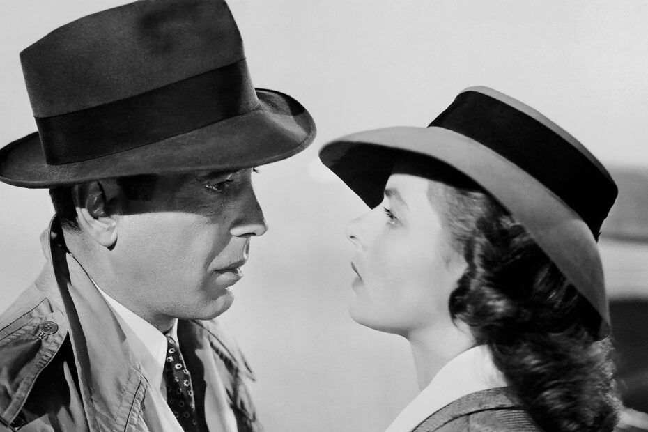 A Academia realmente adora filmes de guerra. Ao longo da história do Oscar, eles concederam dezenas de filmes do gênero de guerra com estatuetas douradas pelo seu valor artístico, incluindo o primeiro vencedor de Melhor Filme, o infelizmente obscuro, mas tragicamente subestimado "Wings". Um impressionante total de 22 filmes conquistaram o principal prêmio da Academia, e muitos deles estão entre os clássicos mais influentes do gênero. Filmes da Segunda Guerra Mundial que ganharam o Oscar de Melhor Filme