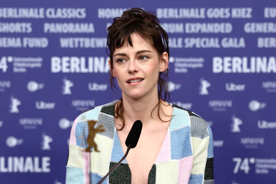 Kristen Stewart fala sobre o olhar masculino, capa da Rolling Stone e cinema queer na coletiva de imprensa de "Love Lies Bleeding": "A era dos filmes queer serem tão exclusivamente isso acabou"