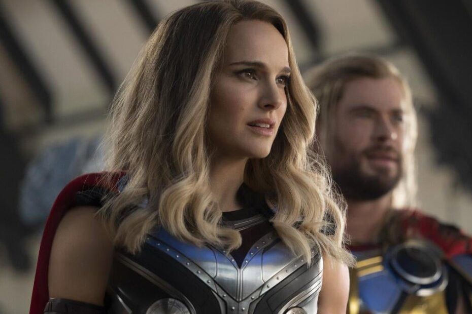 Natalie Portman, conhecida por seu papel como Jane Foster na franquia do Universo Cinematográfico Marvel, fez uma visita ao Disneyland's Avengers Campus e teve a oportunidade de se reunir com seu icônico martelo, Mjolnir. A atriz compartilhou uma foto segurando o martelo em suas redes sociais, agradecendo ao parque pela experiência. Natalie Portman se reencontra com Mjollnir no Avengers Campus da Disneyland