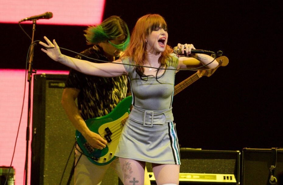 Paramore rejeita resolução da Câmara do Tennessee sobre vitórias do Grammy da banda após desprezo à cantora e compositora Allison Russell.