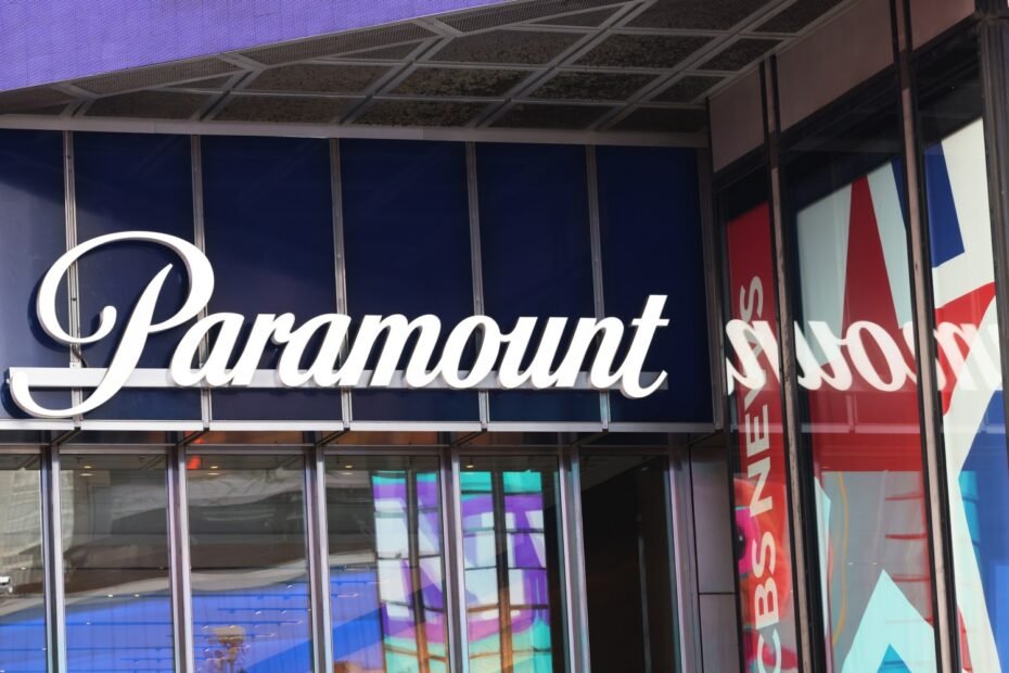 Paramount Global recebe nova classificação negativa de agência de classificação de risco devido a tendências de fluxo de caixa fraco