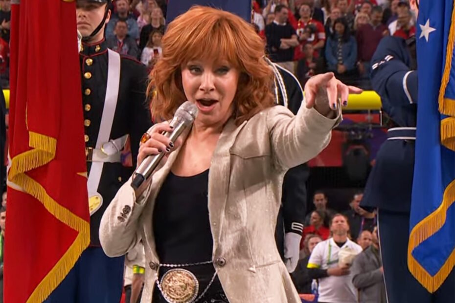 Reba McEntire emociona ao cantar hino nacional antes do Super Bowl 58 – Assista e Avalie!