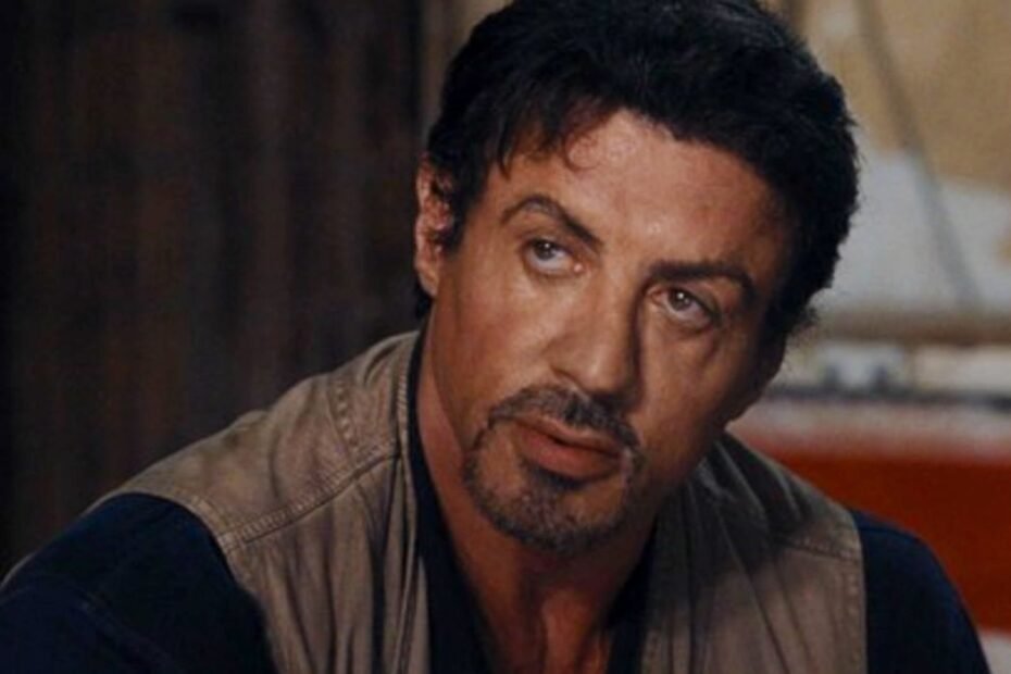 Sylvester Stallone reflete sobre lesão que mudou sua vida em "Os Mercenários": "Nunca me recuperei"
