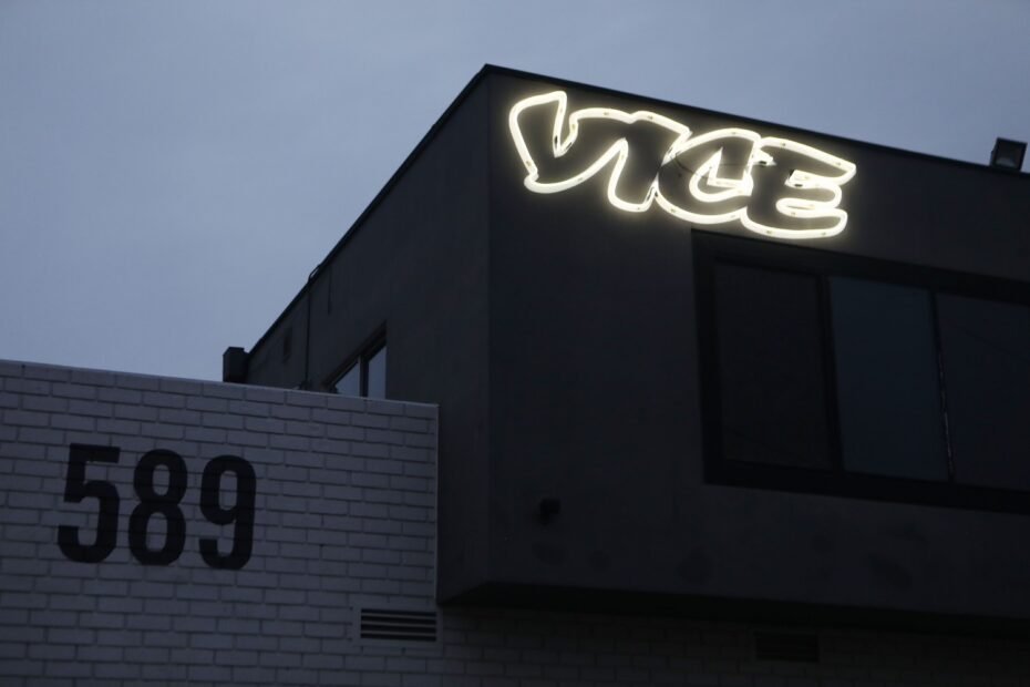 Vice corta "centenas de cargos" ao abandonar notícias online