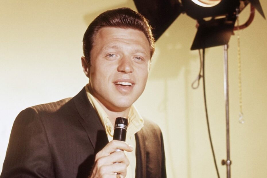 Steve Lawrence, renomado artista premiado com o Grammy e o Emmy, faleceu aos 88 anos. Segundo o The Hollywood Reporter, Lawrence morreu em Los Angeles na quinta-feira devido a complicações da doença de Alzheimer. Ele ficou conhecido como a metade do popular duo musical Steve and Eydie, formado com sua falecida esposa, Eydie Gormé, também uma artista de destaque. Artista vencedor de Grammy e Emmy, Steve Lawrence, falece aos 88 anos