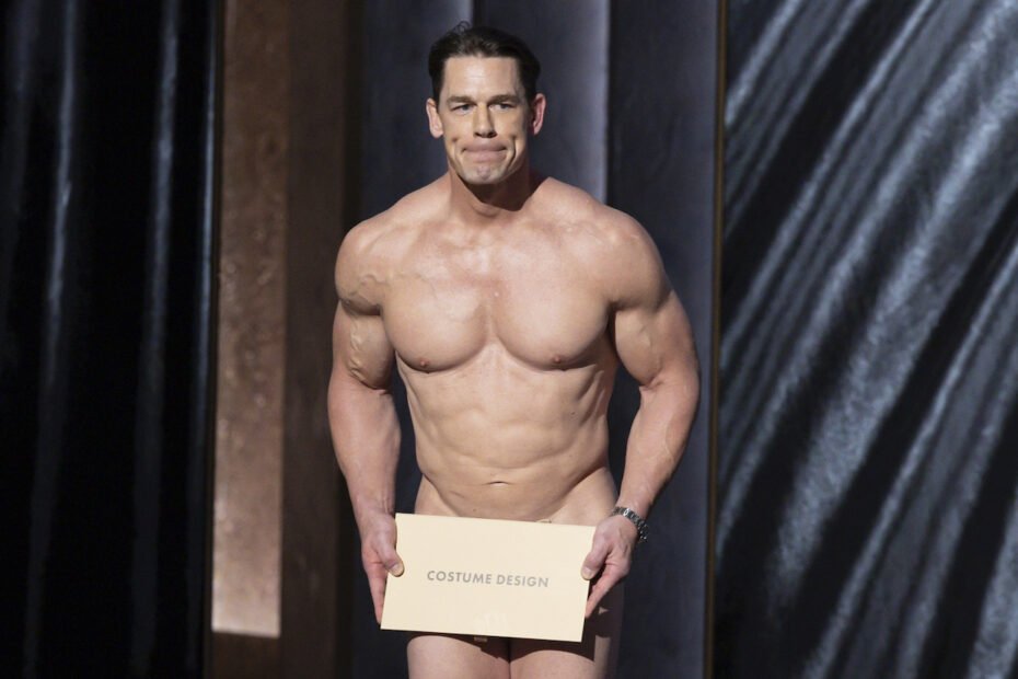 Cerimônia dos Oscars se salva de multa da FCC com envelope colado em John Cena nu.
