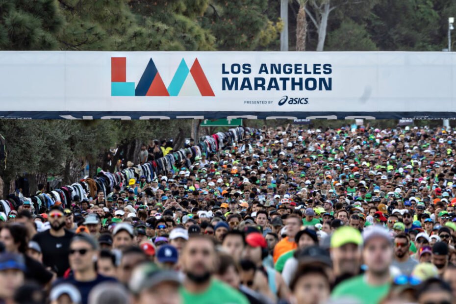 Dominic Ngeno, do Quênia, vence a 39ª edição da Maratona de L.A., ao lado de Stacy Ndiwa.