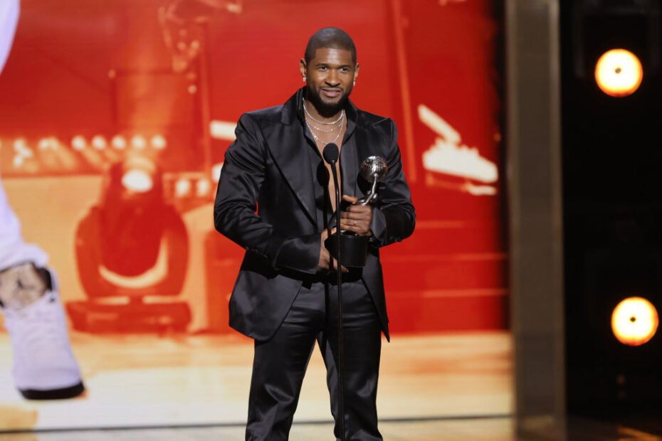 Homenagem de Usher às mulheres fortes no NAACP Image Awards, reconhecendo sua esposa e mãe