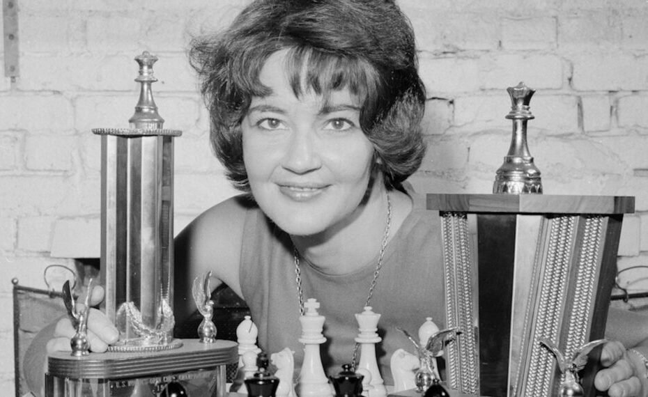 Lisa Lane, mestre de xadrez que inspirou ‘O Gambito da Rainha’, falece aos 90 anos.