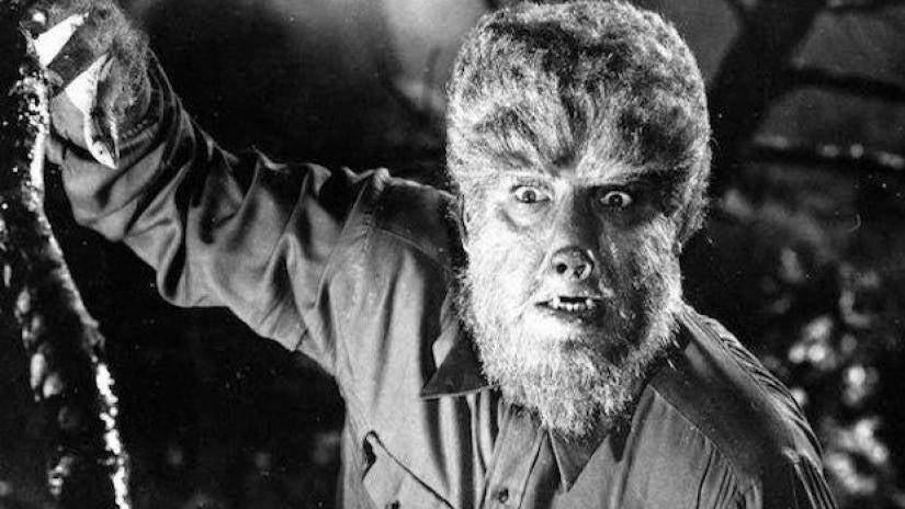 A Universal deu início às filmagens do próximo reboot dos Monstros Universais. O produtor Jason Blum compartilhou uma foto do diretor Leigh Whannel no set do próximo filme de terror, O Homem-Lobo. Essa é a segunda vez que Whannel dirige um filme dos Monstros Universais, após ter reimaginado O Homem Invisível, que foi um sucesso crítico e comercial. Reinício de O Homem-Lobo da Universal começa a ser filmado.
