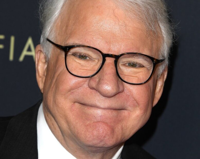 Steve Martin, renomado comediante e protagonista da série de comédia e crime Only Murders in the Building, está em alta com o sucesso do programa. No entanto, em um novo documentário, ele reflete sobre alguns momentos difíceis em sua longa carreira, além dos diversos momentos de destaque. Martin, que teve sua grande oportunidade como escritor no The Smothers Brothers Comedy Hour, compartilha suas experiências e emoções durante sua trajetória no mundo da comédia. Steve Martin reflete sobre momento "vulnerável" em que comediante britânico o questionou sobre sua falta de graça atual