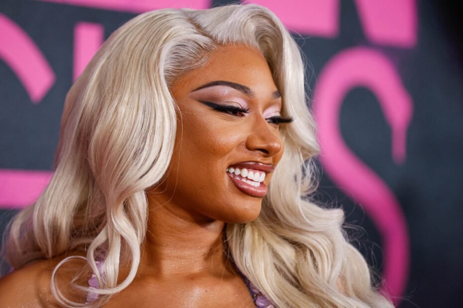 Atriz de 'Meninas Malvadas' processa Megan Thee Stallion & Roc Nation por salários atrasados e suposto envolvimento sexual no banco de trás