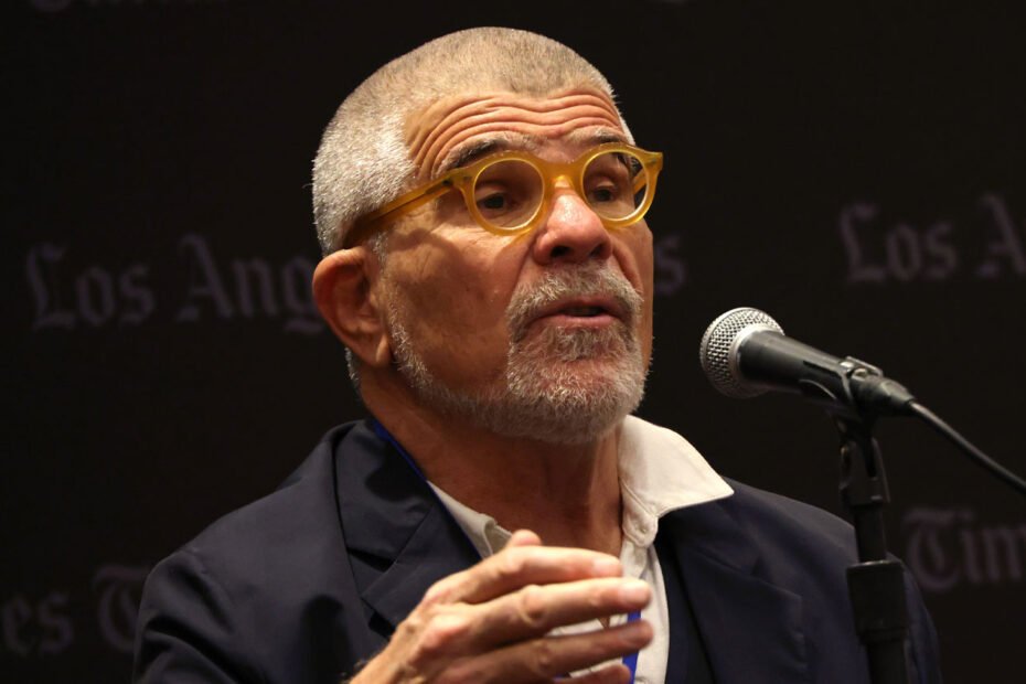 "David Mamet critica iniciativas de diversidade em Hollywood e defende que seus filhos conquistaram seus méritos"