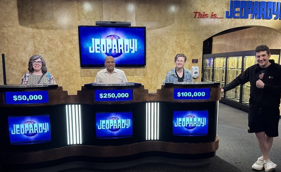 O campeão do Jeopardy! Yogesh Raut voltará para mais uma competição emocionante. O concorrente indiano-americano participará do Masters Tournament, que acontecerá em 10 de maio. O torneio reunirá os melhores jogadores do popular programa de perguntas e respostas. Nos bastidores do torneio "Masters" do programa "Jeopardy!", Yogesh Raut compartilha foto reveladora.