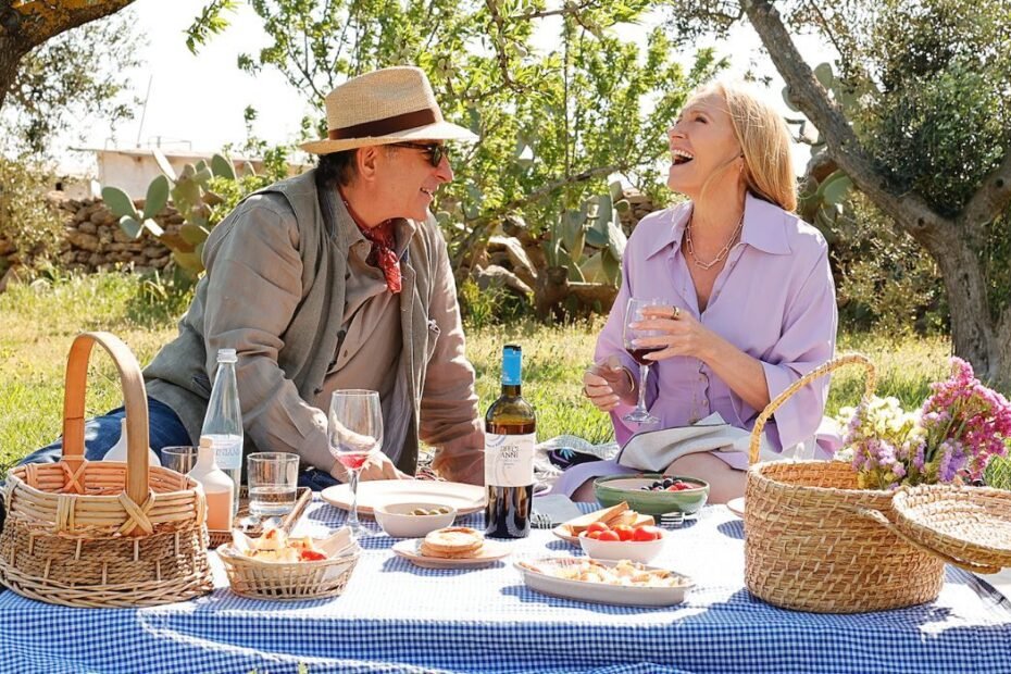 Faíscas entre Toni Collette e Andy Garcia em primeira imagem de 'Sob as Estrelas'
