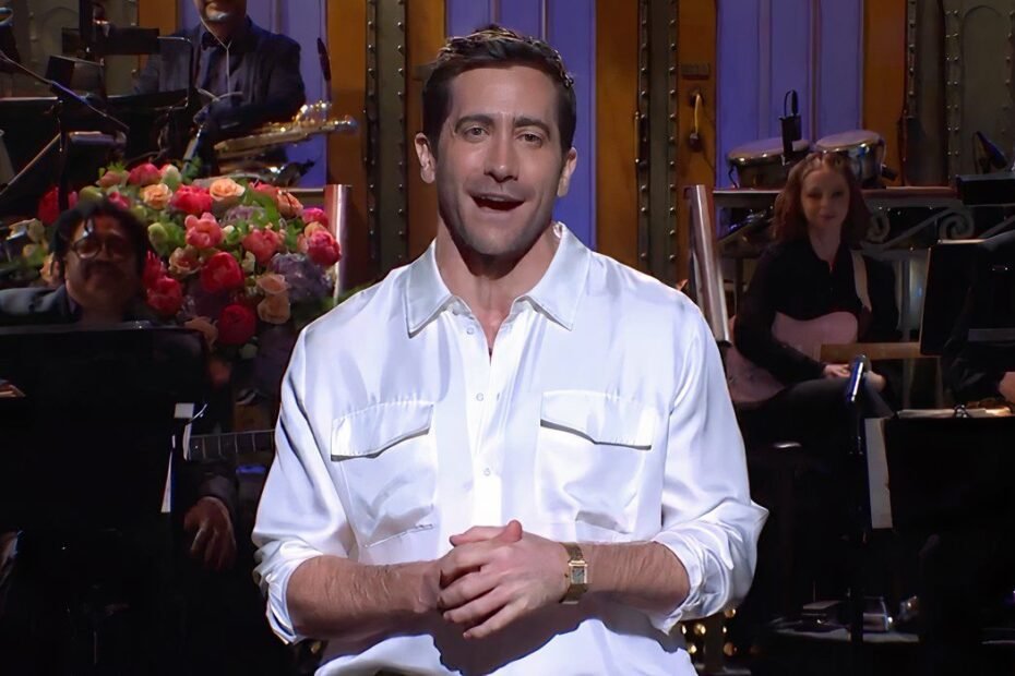 Jake Gyllenhaal surpreende ao cantar durante o monólogo de abertura do SNL