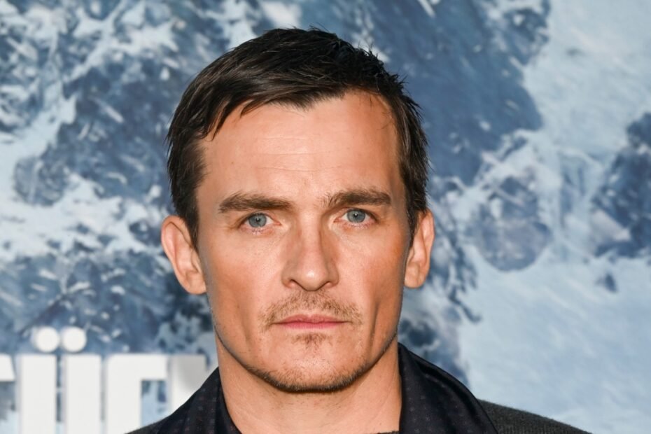 Rupert Friend é escalado para novo filme de 'Jurassic World'