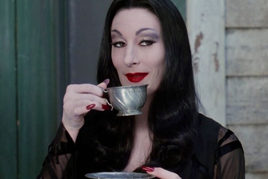 Anjelica Huston supera desafios intensos em "A Família Addams"