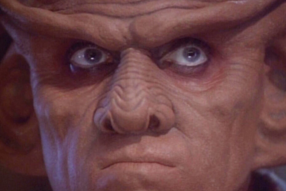 1. "The Nagus" - Neste episódio da primeira temporada, Quark se torna o Grande Tesoureiro Ferengi após a morte do Nagus. Ele então descobre que o antigo Nagus, Zek, está vivo e trabalhando em planos para estabelecer uma aliança com os dominion. Quark fica dividido entre seus deveres como Nagus e sua lealdade à Federação. As 10 Melhores Episódios Ferengi de Star Trek: Deep Space Nine, Classificados