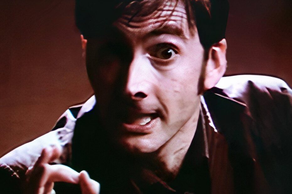 David Tennant está confirmado no elenco da adaptação cinematográfica de "Thursday Murder Club", de Richard Osman. Os fãs aguardam ansiosos por essa história intrigante e divertida no cinema. Astro de Doctor Who estrela novo sucesso na Netflix.