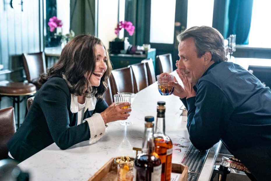 Cervejada descontraída de Seth Meyers e Julia Louis-Dreyfus em segmento do 'Late Night'